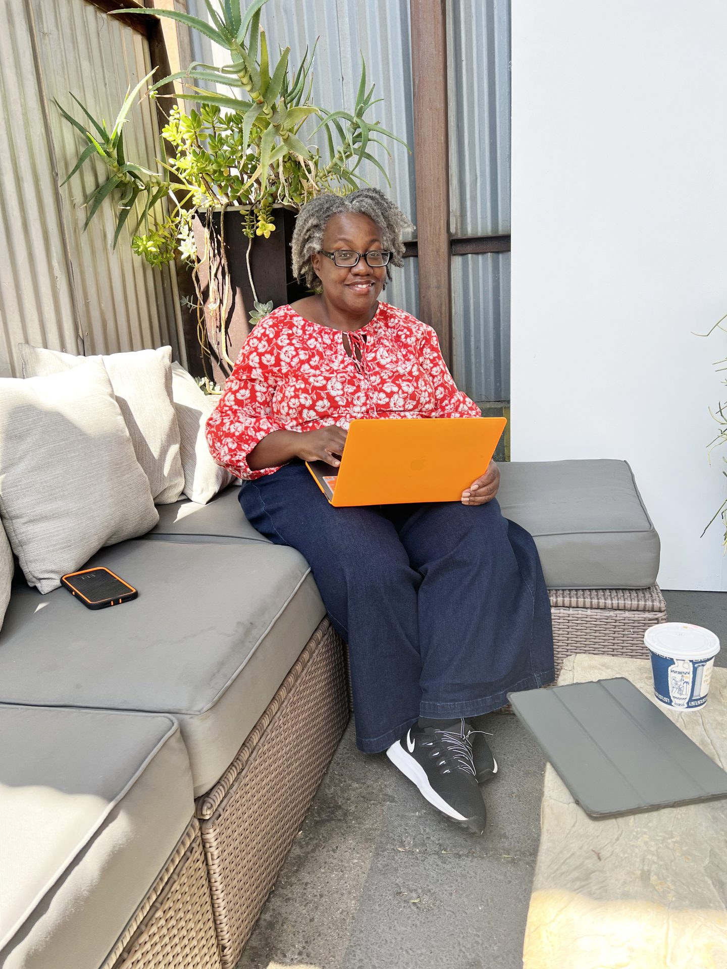 Tania D Russell makeup artist at work founder makeup to go blog makeup to go makeup educator media makeup artists Los Angeles Texas San Francisco pro makeup artists blog owner artist